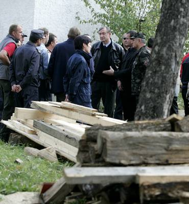 Predsednik republike dr. Danilo Türk je obiskal Občino Dobrepolje, kjer si je ogledal stanje na poplavljenih območjih in se seznanil s potekom aktivnosti za odpravo posledic poplav (foto: Tina Kosec/STA)