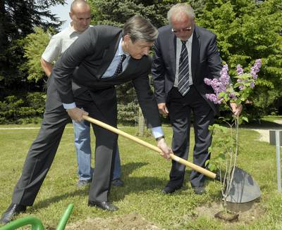 Predsednik republike dr. Danilo Türk je v Vrtu spominov in tovarištva, ki je posvečen vsem žrtvam fašističnega nasilja, simbolično posadil drevo vrste španski bezeg s Pohorja (FA BOBO)