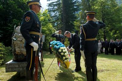 Predsednik Republike Slovenije dr. Danilo Türk je položil venec k spomeniku ljudem iz Bosne in Hercegovine, ki so se v prvi svetovni vojni bojevali in umirali na soški fronti (foto: Stanko Gruden/STA)