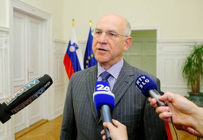 Predsednik Fiskalnega sveta dr. Marjan Senjur je predsedniku republike dr. Danilu Türku predal Letno poročilo Fiskalnega sveta 2011 (foto: Daniel Novakovič/STA)