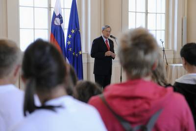 Predsednik republike dr. Danilo Türk je priredil sprejem za slovenske udeležence evropskega socialno-pedagoškega projekta za otroke in mladostnike iz socialno ogroženih okolij, domov za otroke in mladostnike ter ustanov za otroke z motnjami v telesnem in duševnem razvoju "Mirno morje 2012" (foto: Nebojša Tejić/STA)