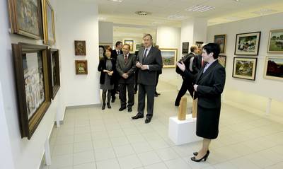 Predsednik republike dr. Danilo Türk si je ogledal stalno zbirko likovnih del samorastnikov in razstavo avtorjev Igorja Dolenca in Sebastjana Popelarja "Štirideset vmes"(foto: Daniel Novakovič/STA)