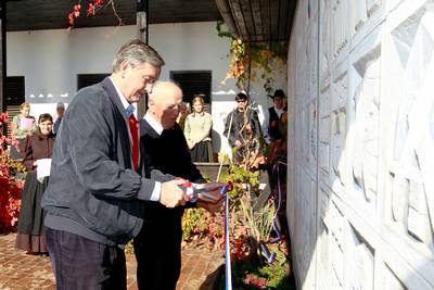 Predsednik republike dr. Danilo Türk in avtor spomenika prof. Vlado Sagadin sta odkrila obnovljeni spomenik ob Domu borcev in mladine na Vaneči (foto: Daniel Novakovič/STA)