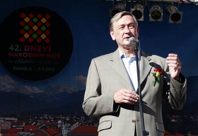 Predsednik republike dr. Danilo Türk je nagovoril udeležence 42. dnevov narodnih noš in oblačilne dediščine (foto: Tina Kosec/STA)