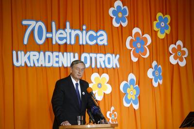 Predsednik republike dr. Danilo Türk in soproga Barbara Miklič Türk sta se udeležila slovesnosti ob 70. obletnici trpljenja stotin slovenskih ukradenih otrok, ki jih je okupator na prostoru tedanje okoliške šole neusmiljeno ločil od njihovih družin in jih poskušal ponemčiti (foto: Stanko Gruden/STA)