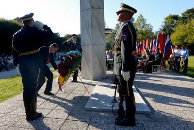 Predsednik republike dr. Danilo Türk je položil venec h grobnici in spomeniku poveljniku prve grupe partizanskih odredov Slovenije in narodnemu heroju Jožetu Gregorčiču – Gorenjcu ter soborcem, padlim na Jelovici (foto: Stanko Gruden/STA)