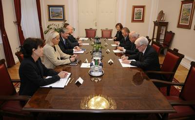 Predsednik republike se je s predsednikoma obeh krovnih organizacij Slovencev v Italiji, ministrom za Slovence v zamejstvu in po svetu ter generalno konzulko Republike Slovenije v Trstu pogovarjal o položaju slovenske narodne skupnosti v Italiji (foto: Nebojša Tejić/STA)