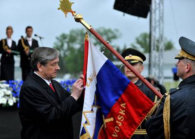 Predsednik republike dr. Danilo Türk je Slovensko vojsko odlikoval z Zlatim redom za zasluge (foto: Tamino Petelinšek/STA)