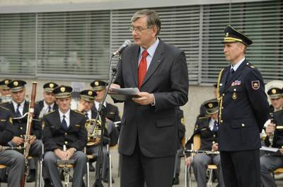 Predsednik republike dr. Danilo Türk se je udeležil spominske slovesnosti pri stavbi Postaje letališke policije Brnik na Letališču Jožeta Pučnika, kjer je odkril novo spominsko obeležje posvečeno 20. obletnici samostojnosti Republike Slovenije (foto: Nebojša Tejić)