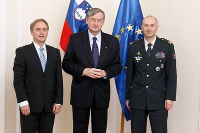Predsednik Republike Slovenije in vrhovni poveljnik obrambnih sil dr. Danilo Türk je sprejel novega ministra za obrambo Aleša Hojsa in novega načelnika Generalštaba Slovenske vojske brigadirja mag. Dobrana Božiča (foto: Stanko Gruden/STA)