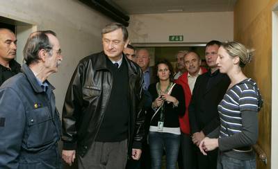 Predsednik republike dr. Danilo Türk je obiskal Občino Dobrepolje, kjer si je ogledal stanje na poplavljenih območjih in se seznanil s potekom aktivnosti za odpravo posledic poplav (foto: Tina Kosec/STA)