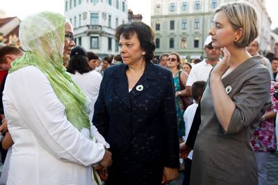 Soproga predsednika republike Barbara Miklič Türk se je udeležila dogodka v organizaciji združenja Zemzem, kjer so z minuto molka in spustom belih balonov v zrak simbolno prikazali izginotje nedolžnih življenj v Srebrenici (foto: Stanko Gruden/STA)