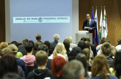 Predsednik republike dr. Danilo Türk se je ob mednarodnem dnevu Zemlje udeležil zaključne prireditve akcije "Zemljo so nam posodili otroci" (foto: Nebojša Tejić/STA)