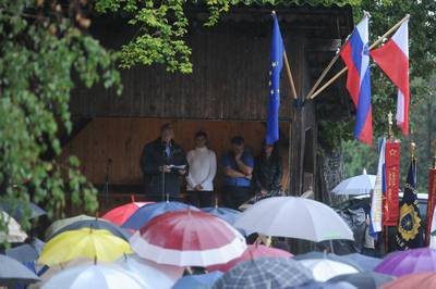 Predsednik republike dr. Danilo Türk se je udeležil slovesnosti ob 70. obletnici ustanovitve 4. slovenske narodnoosvobodilne udarne brigade "Matija Gubec", 69. obletnici ustanovitve 12. slovenske narodnoosvobodilne udarne brigade in 71. obletnici ustanovitve Mokronoške čete (foto: Nebojša Tejić/STA)
