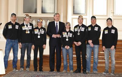 Predsednik republike dr. Danilo Türk je sprejel člane slovenske biatlonske A reprezentance, člane strokovnega vodstva biatlonskih reprezentanc ter predstavnike Smučarske zveze Slovenije in Zbora za biatlon (foto: Tina Kosec/STA)