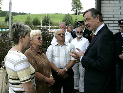 Predsednik republike dr. Danilo Türk se je srečal s svojci padlih policistov Bojana Štembergerja in Željka Ernoiča pri obrambi mejnega prehoda Holmec v času vojne za Slovenijo 1991 (foto: Tina Kosec/STA)