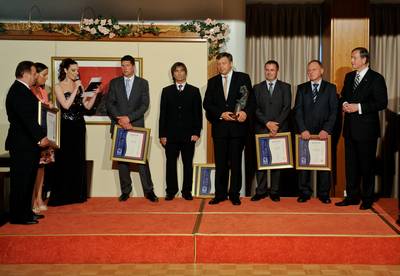 Predsednik republike dr. Danilo Türk je podelil priznanje Obrtno-podjetniške zbornice Slovenije "Obrtnik leta 2012", ki ga je prejel Marko Kajzer, lastnik podjetja Kampo iz Ljubljane (foto: Nebojša Tejić/STA)