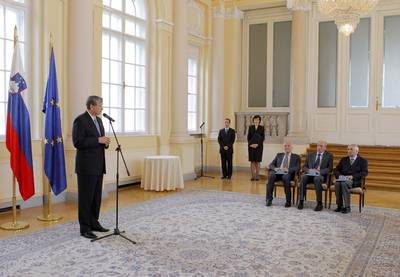 Predsednik republike dr. Danilo Türk je z Redom za zasluge odlikoval dr. Mihaela Glavana, Zdravka Likarja in Ernesta Ružiča (foto: Daniel Novakovič/STA)