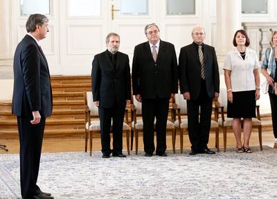 Predsednik republike dr. Danilo Türk je z Redom za zasluge odlikoval Karla Destovnika, Valentina Kralja, Janeza Mejača in Zvezo društev gluhih in naglušnih Slovenije (foto: Stanko Gruden/STA)