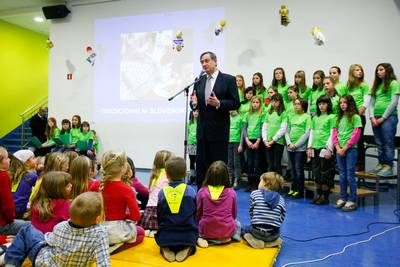 Predsednik republike dr. Danilo Türk je obiskal Osnovno šolo Polhov Gradec, kjer je sodeloval v projektu Tradicionalni slovenski zajtrk (foto: Stanko Gruden/STA)