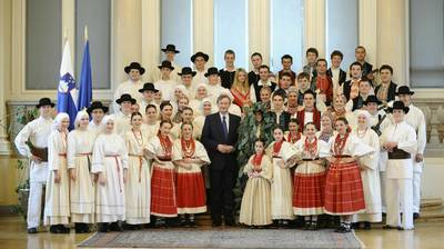 Predsednik dr. Danilo Türk je danes sprejel Zelenega Jurija iz Bele Krajine, Folklorno skupino KUD Oton Župančič Vinica, Ansambel Roka Žlindre ter Folklorno skupino Turopolje iz Velike Gorice na Hrvaškem (FA BOBO)