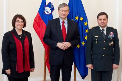 Ministrica za obrambo dr. Ljubica Jelušič in načelnik Generalštaba Slovenske vojske generalmajor mag. Alojz Šteiner sta predsedniku republike in vrhovnemu poveljniku obrambnih sil dr. Danilu Türku predstavila letno poročilo o pripravljenosti Slovenske vojske (foto: Stanko Gruden/STA)