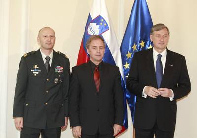 Minister za obrambo Aleš Hojs in načelnik Generalštaba Slovenske vojske brigadir Dobran Božič sta predsedniku republike in vrhovnemu poveljniku obrambnih sil dr. Danilu Türku predstavila letno poročilo o pripravljenosti Slovenske vojske (foto: Tina Kosec/STA)