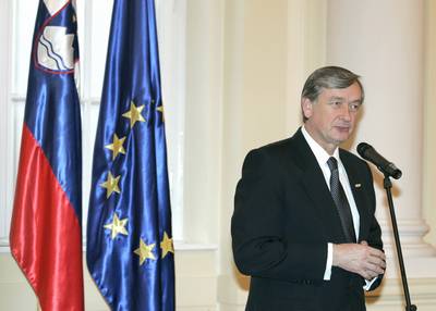 Predsednik republike dr. Danilo Türk je z Redom za zasluge odlikoval Mário Pozsonec in Zvezo Slovencev na Madžarskem (foto: Tina Kosec/STA)