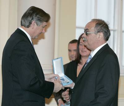 Predsednik republike dr. Danilo Türk je z Redom za zasluge odlikoval Zvezo društev civilnih invalidov vojn Slovenije ob 40. obletnici njenega delovanja (foto: Tina Kosec/STA)