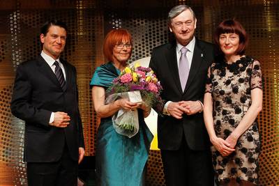 Predsednik republike dr. Danilo Türk z dobitnico naziva Ona 365 Jožico Maučec Zakotnik, direktorjem družbe Delo Jurijem Giacomellijem ter odgovorno urednico One in Onaplus Sabino Obolnar (foto: Stanko Gruden/STA)