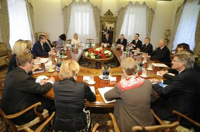 Plenarni pogovori med delegacijama Republike Slovenije in Kraljevine Norveške pod vodstvom predsednika Republike Slovenije dr. Danila Türka in Njegovega veličanstva norveškega kralja Haralda V. (foto: Nebojša Tejić/STA)
