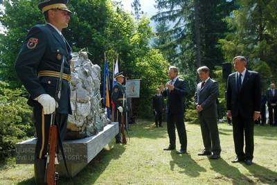 Predsednik Republike Slovenije dr. Danilo Türk ter predsedujoči Predsedstvu Bosne in Hercegovine Bakir Izetbegović in član Predsedstva Bosne in Hercegovine Željko Komšić so se udeležili slovesnosti ob odkritju spomenika ljudem iz Bosne in Hercegovine, ki so se v prvi svetovni vojni bojevali in umirali na soški fronti (foto: Stanko Gruden/STA)