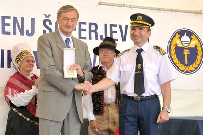Predsednik Zveze združenj šoferjev in avtomehanikov Slovenije Janko Veber je predsedniku republike dr. Danilu Türku izročil posebno priznanje za dolgoletno sodelovanje z zvezo (foto: Tamino Petelinšek/STA)