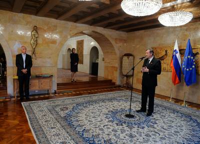 Predsednik republike dr. Danilo Türk je z Zlatim redom za zasluge odlikoval podjetje Pipistrel (foto: Nebojša Tejić/STA)