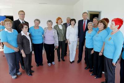 Predsednik republike dr. Danilo Türk in soproga Barbara Miklič Türk sta se udeležila 4. tradicionalnega srečanja prostovoljk in prostovoljcev projekta "Starejši za starejše" iz Dolenjske, Bele krajine in Severne Primorske (foto: Daniel Novakovič/STA)