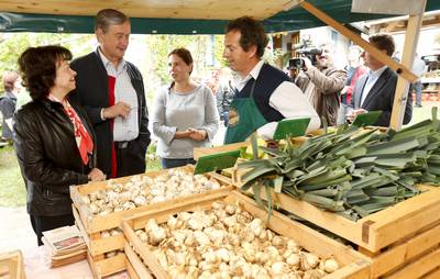 Predsednik republike dr. Danilo Türk in soproga Barbara Miklič Türk sta obiskala biodinamično kmetijo Černec (foto: Stanko Gruden/STA)