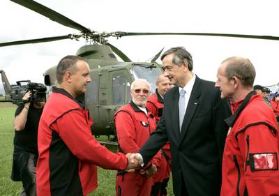Predsednik republike dr. Danilo Türk si je ogledal predstavitev delovanja Gorske reševalne zveze Slovenije ob sodelovanju helikopterskih posadk Slovenske vojske in Policije (foto: Tina Kosec/STA)