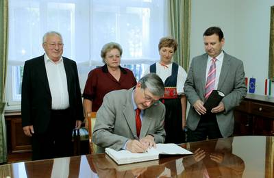 Predsednik republike dr. Danilo Türk se je vpisal v knjigo pokroviteljev in podpornikov Lendave kot svetovne prestolnice bograča (foto: Daniel Novakovič/STA)