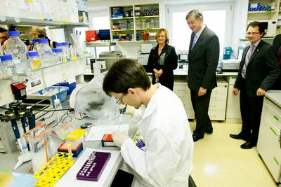 Predsednik republike dr. Danilo Türk je obiskal Center za funkcijsko genomiko in biočipe ter laboratorije podjetja DiaGenomi (foto: Stanko Gruden/STA)