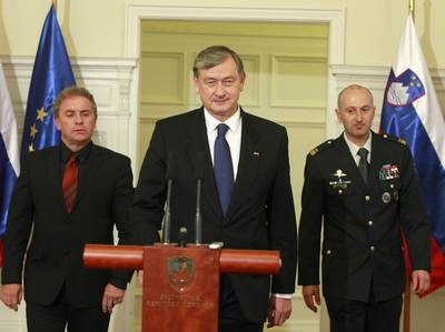 Minister za obrambo Aleš Hojs in načelnik Generalštaba Slovenske vojske brigadir Dobran Božič sta predsedniku republike in vrhovnemu poveljniku obrambnih sil dr. Danilu Türku predstavila letno poročilo o pripravljenosti Slovenske vojske (foto: Tina Kosec/STA)