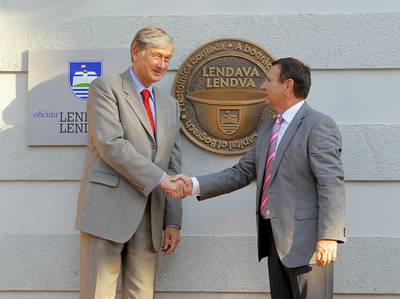 Predsednik republike dr. Danilo Türk in župan Občine Lendava mag. Anton Balažek sta ob slovesni razglasitvi Lendave za svetovno prestolnico bograča odkrila spominsko tablo na mestni hiši (foto: Daniel Novakovič/STA)