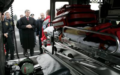 Predsednik republike dr. Danilo Türk je obiskal Letalsko policijsko enoto, kjer se je seznanil z vlogo enote pri interventnem prevozu bolnikov v zdravstvene ustanove (foto: Tina Kosec/STA)