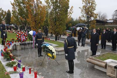 Predsednik Republike Slovenije dr. Danilo Türk je na ljubljanskem Pokopališču Žale položil venec k Pomniku padlim v vojni za Slovenijo '91 (foto: Stanko Gruden/STA)
