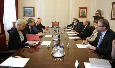 Predsednik dr. Danilo Türk je organiziral pogovor o projektu Pot miru od Alp do Jadrana, na katerem so sodelovali predstavniki Vlade Republike Slovenije, Fundacije Poti miru v Posočju in Društva za negovanje rodoljubnih tradicij TIGR Primorske (foto: Foto: Nebojša Tejić/STA)