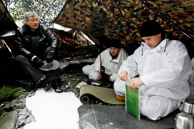 Predsednik republike in vrhovni poveljnik obrambnih sil dr. Danilo Türk je obiskal Vadbeni učni center Pokljuka (foto: Stanko Gruden/STA)