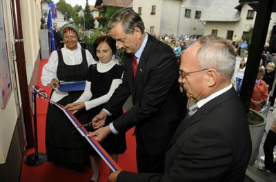 Predsednik republike dr. Danilo Türk se je udeležil odprtja Krajevne knjižnice Daneta Zajca Moravče in društvenih prostorov ter odkritja doprsnega kipa pesnika in dramatika Daneta Zajca (foto: Nebojša Tejić/STA)