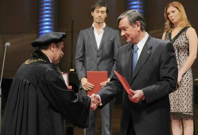 Predsednik republike dr. Danilo Türk je ob 90. obletnici njenega delovanja odlikoval Univerzo v Ljubljani z Redom za izredne zasluge (FA BOBO)