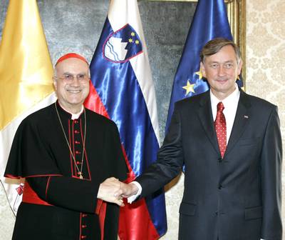 Predsednik Republike Slovenije dr. Danilo Türk je sprejel državnega tajnika Svetega sedeža kardinala Tarcisia Bertoneja (foto: Tina Kosec/STA)