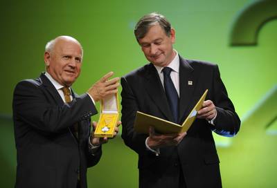 Predsednik republike dr. Danilo Türk je z Zlatim redom za zasluge odlikoval Olimpijski komite Slovenije - Združenje športnih zvez za uveljavljanje športa kot pomembne prvine kakovosti življenja Slovencev (foto: Nebojša Tejić/STA)