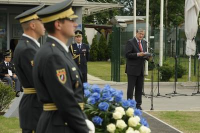 Predsednik republike dr. Danilo Türk se je udeležil spominske slovesnosti pri stavbi Postaje letališke policije Brnik na Letališču Jožeta Pučnika, kjer je odkril novo spominsko obeležje posvečeno 20. obletnici samostojnosti Republike Slovenije (foto: Nebojša Tejić)